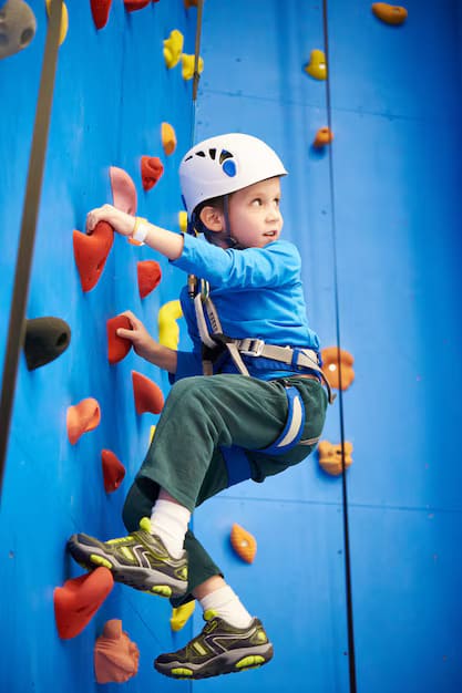 Niños divirtiéndose en muro de escalada infantil de madera